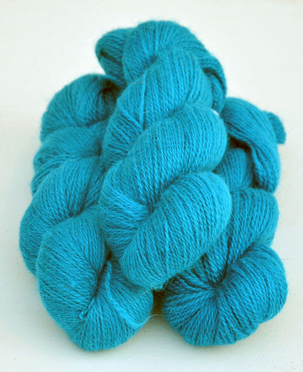 6/2-4101 Turquoise on White Wool