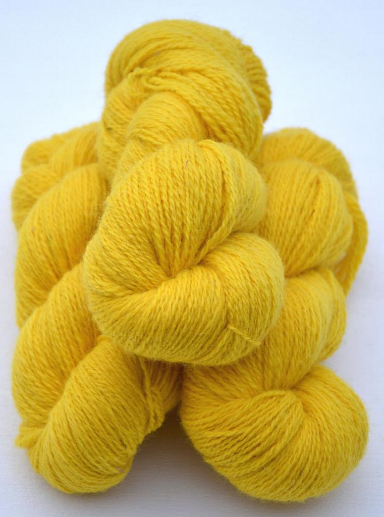 Ullcentrum 6-2-2161 Gelb auf weißer Wolle Yellow on White Wool 2 Ullcentrum 6-2-2161 Gelb auf weißer Wolle Yellow on White Wool 2